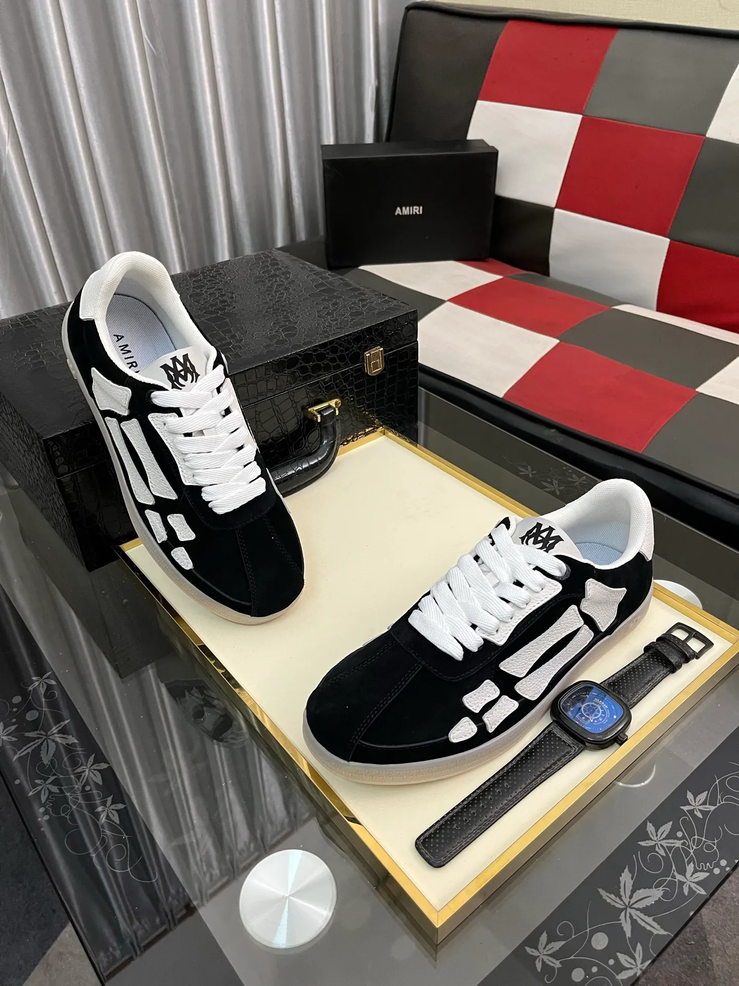 Men's shoes 💰420⌚️⌚️《AMIR*》New men's low-top casual sports sneakers bone shoes, another pair of irresistible bone shoes. Bone shoes are one of AMIRI's most popular items. They use first-layer cowhide uppers. The side bones are made of two cowhide laminations. They have a three-dimensional feel. The leather incisions are all oil-edged. Contrasting color design. Simple style. Fashionable sports. Customized metal LOGO nameplate to embellish shoelaces. Exclusive control of top version. Supports comparison. Breathable mesh lining Original rubber outsole A must-have item for daily leisure Suitable for various occasions Check it out if you are looking for high quality Super cool uppers Size: 38-445️⃣ Colors available